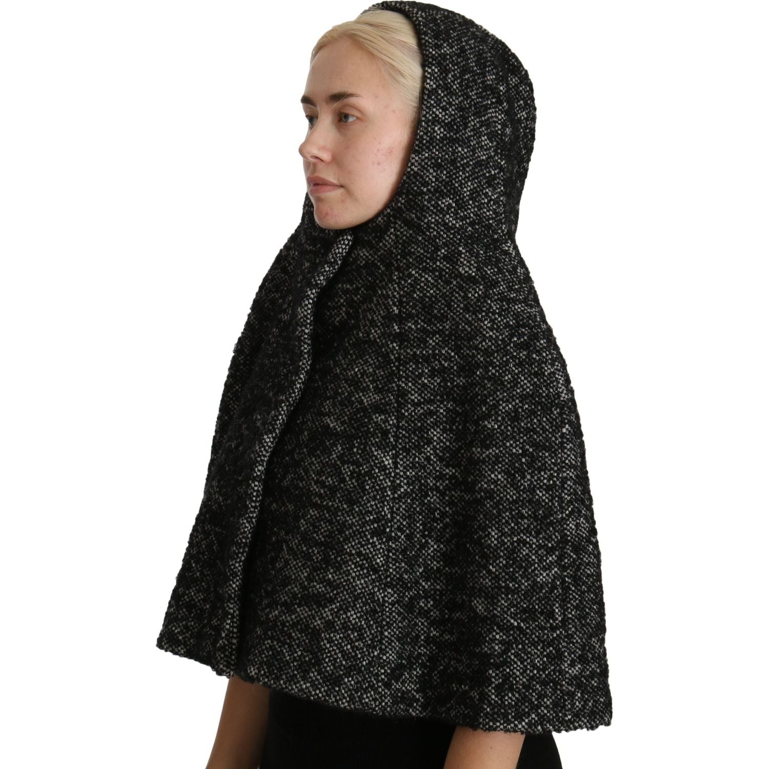 وشاح أنيق من الصوف الرمادي من Dolce &amp; Gabbana من علامة Iconic Italian