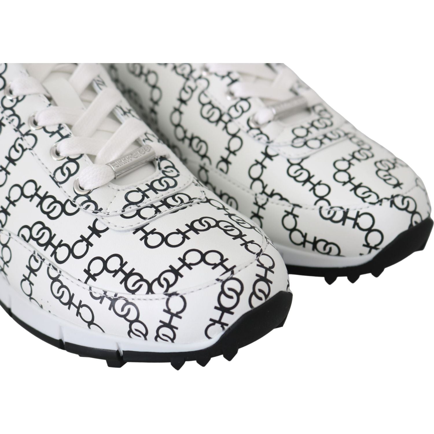 حذاء رياضي أنيق من الجلد باللونين الأبيض والأسود من جيمي تشو