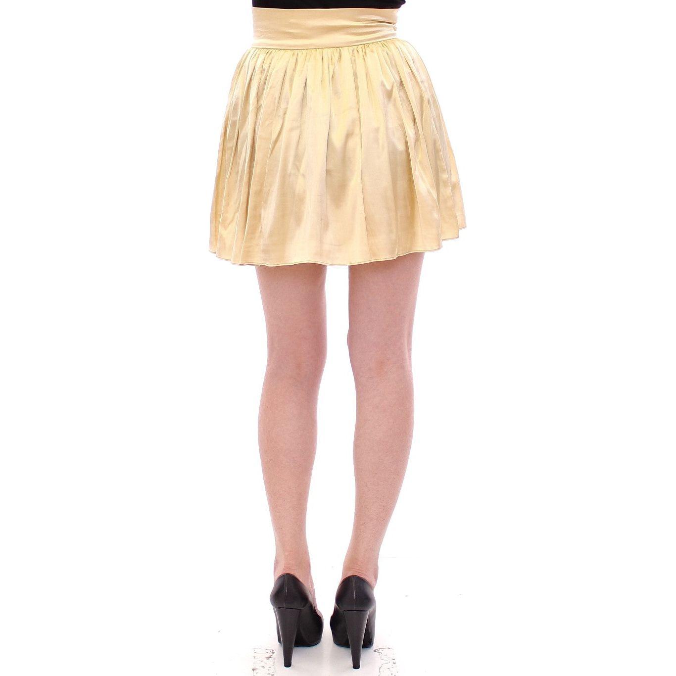 تنورة قصيرة أنيقة باللون البيج مزينة بنقشة الزهور من مجموعة Andrea Incontri