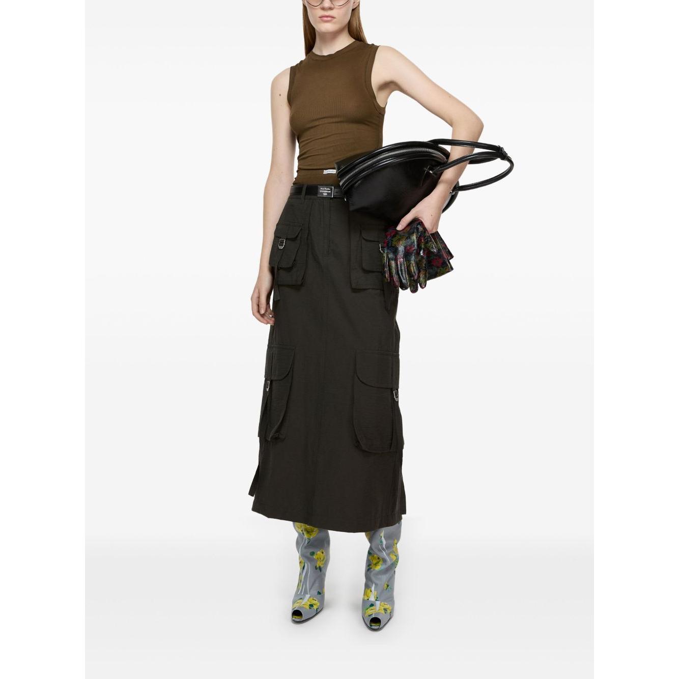 Front view with bag zipped and handles upright.