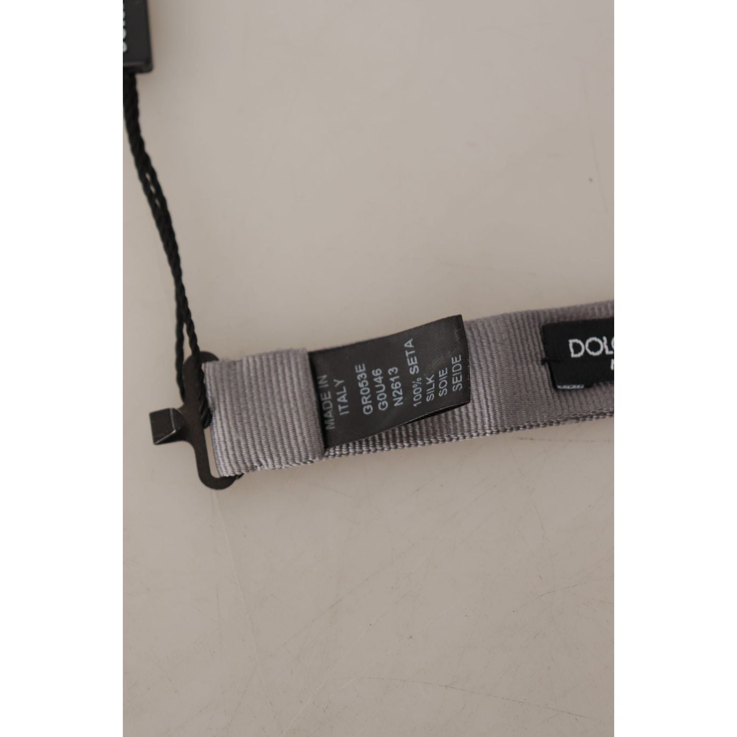 ربطة عنق أنيقة من الحرير باللون الرمادي من دولتشي آند غابانا