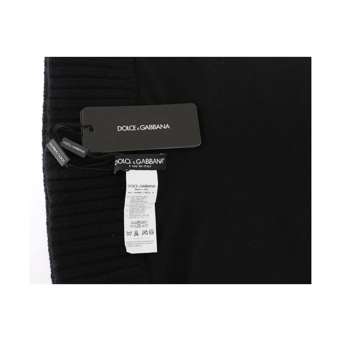 وشاح أنيق أسود اللون مزين بالترتر من دولتشي آند غابانا