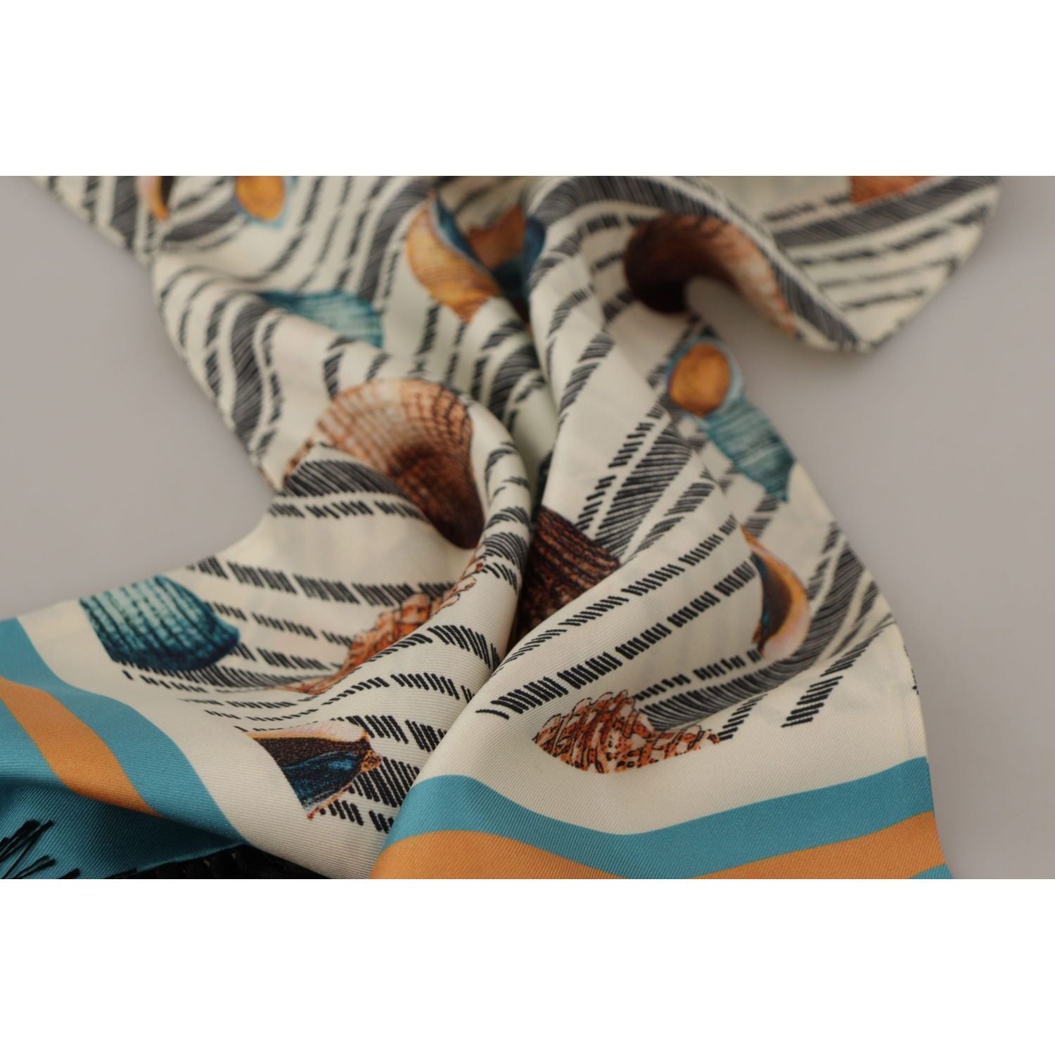 وشاح حريري متعدد الألوان مطبوع عليه صدف البحر من دولتشي آند غابانا