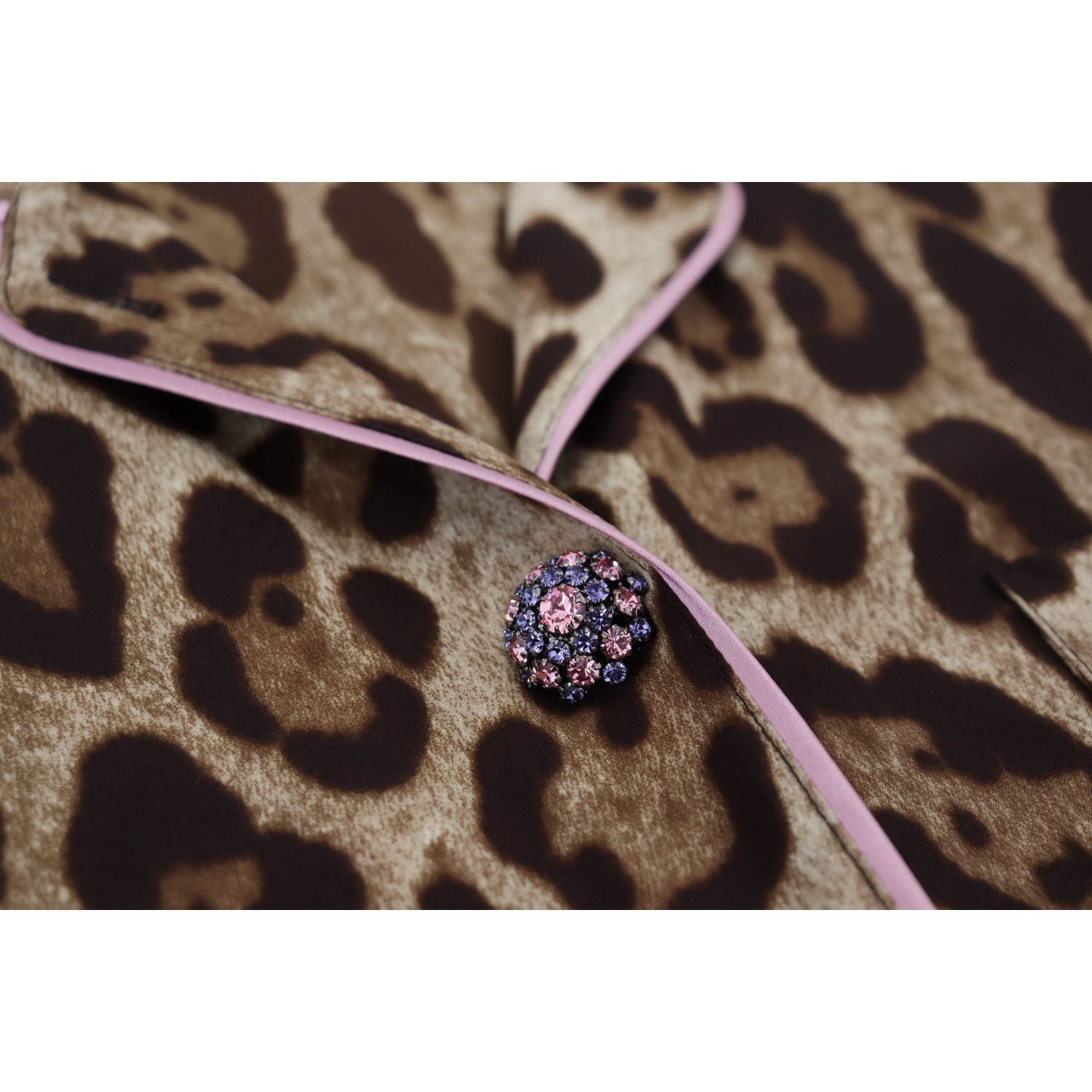 بلوزة أنيقة من الحرير بطبعة جلد النمر من دولتشي آند غابانا