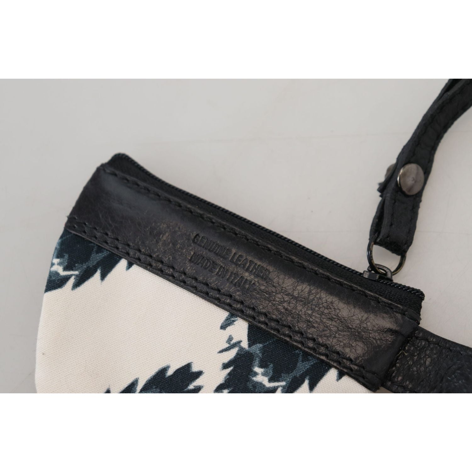 محفظة نقود معدنية أنيقة باللون الأبيض من الجلد الوطني مع حزام