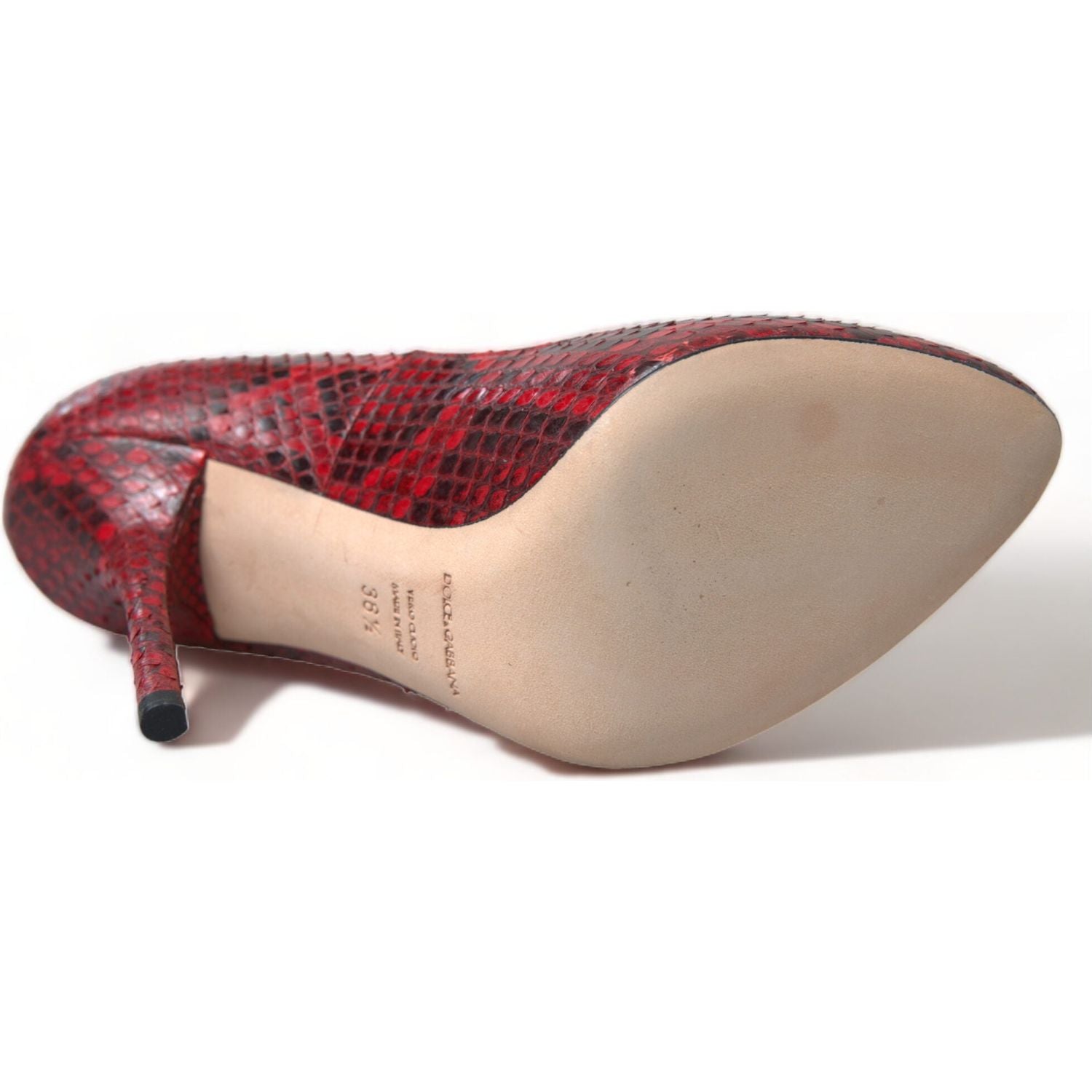 حذاء دولتشي آند غابانا أحمر اللون من جلد الثعبان مع جوارب من الدانتيل