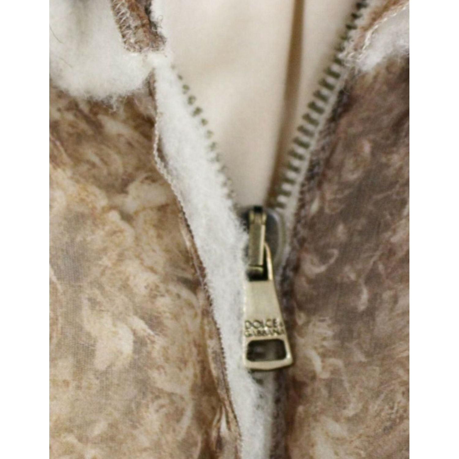 فستان دولتشي آند غابانا الأنيق من الحرير بدون أكمام بطول الركبة