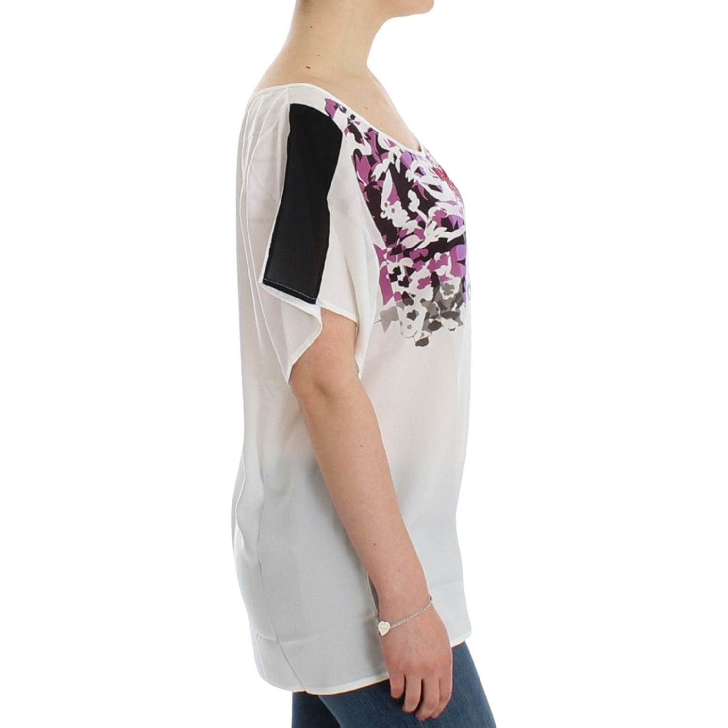 تي شيرت أبيض أنيق بفتحة رقبة على شكل حرف V مطبوع عليه شعار National Chic