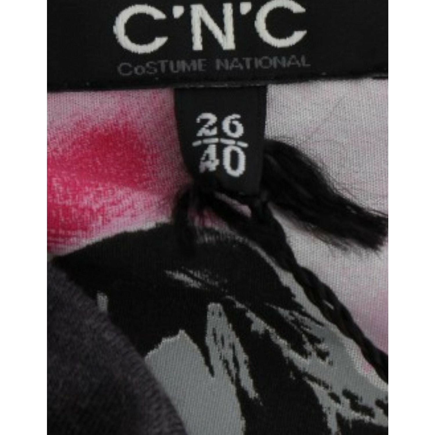 فستان رمادي أنيق بطول الركبة وحمالات رفيعة من مجموعة Costume National Chic