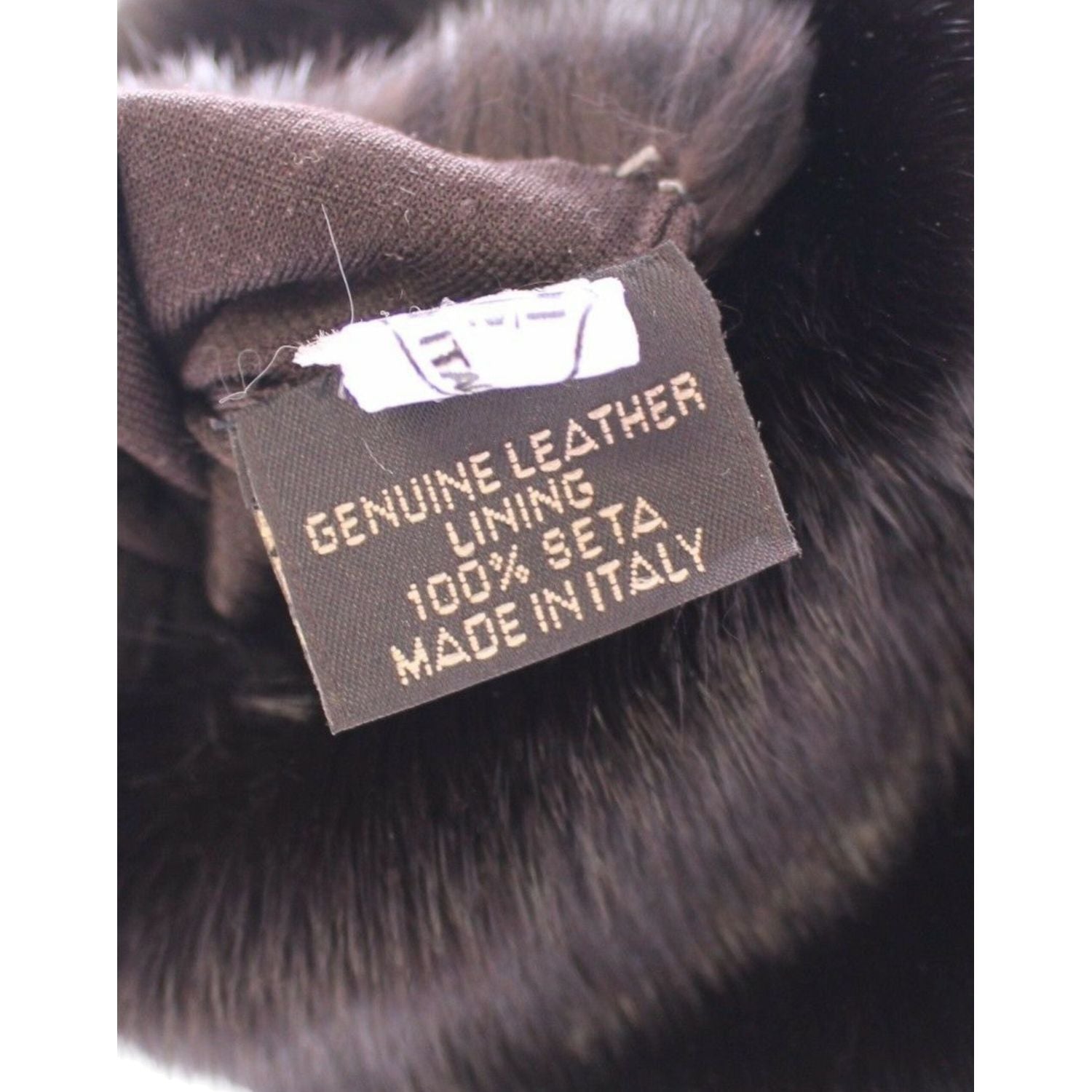 قفازات من الفرو البنفسجي بطول الكوع من دولتشي آند غابانا