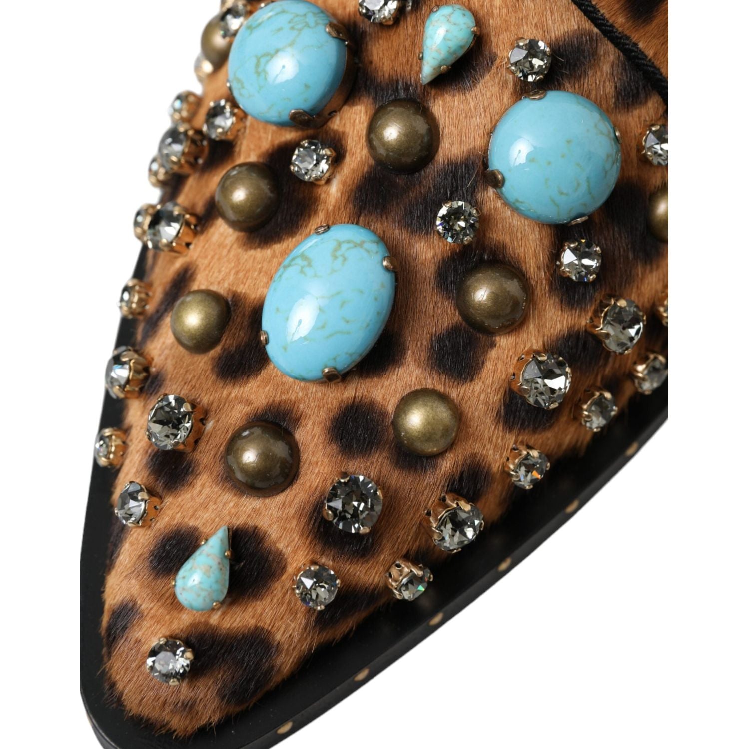 فستان بني من دولتشي آند غابانا بنقشة جلد النمر وكريستال وأحذية بروكي