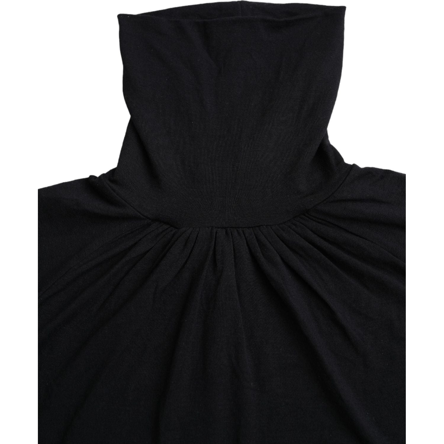 بلوزة من الفيسكوز بأكمام قصيرة وياقة مدورة باللون الأسود من كوستيوم ناشيونال