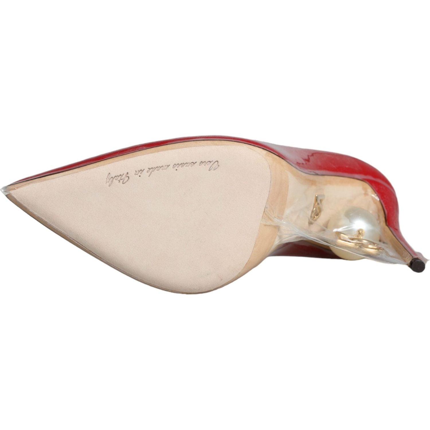 حذاء دولتشي آند غابانا بكعب عالٍ من الجلد اللامع باللون الأحمر مع لؤلؤ صناعي