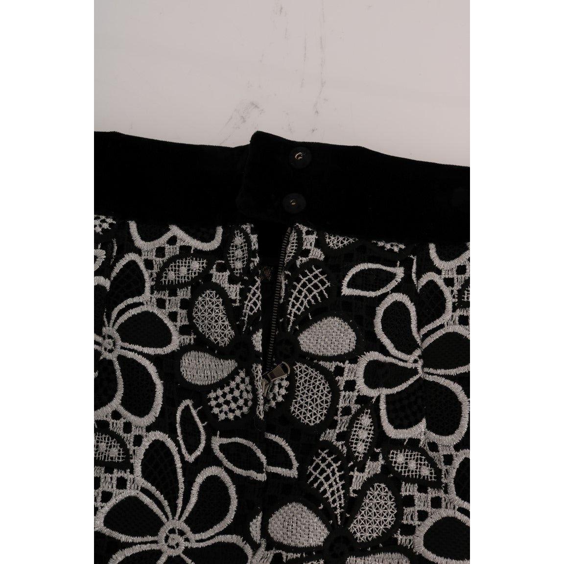 تنورة قصيرة أنيقة من الدانتيل مع تفاصيل كريستال من دولتشي آند غابانا