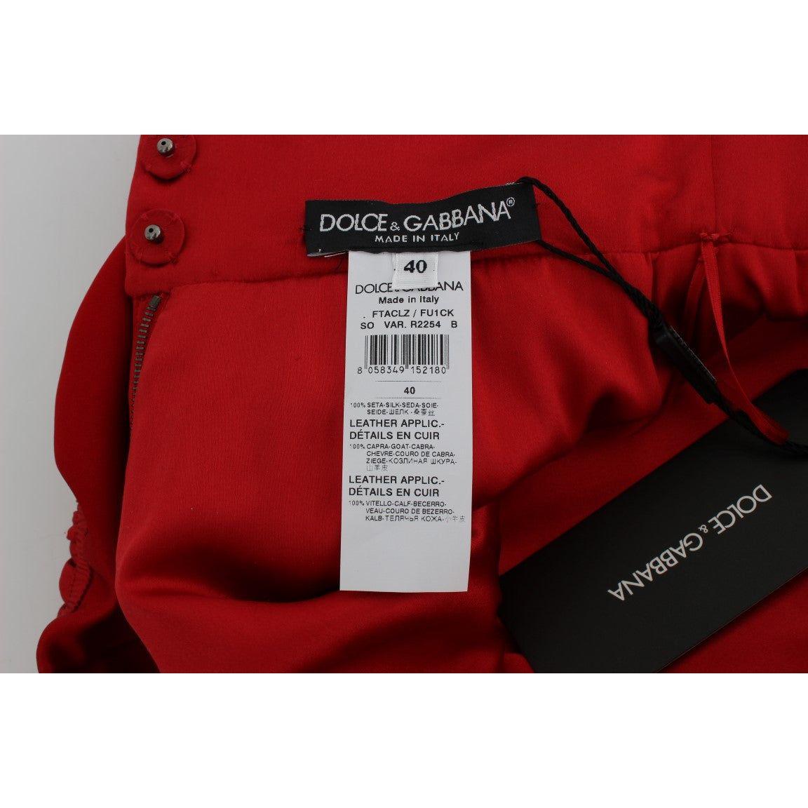 شورت دولتشي آند غابانا الرائع من الحرير الأحمر المطرز بالزهور