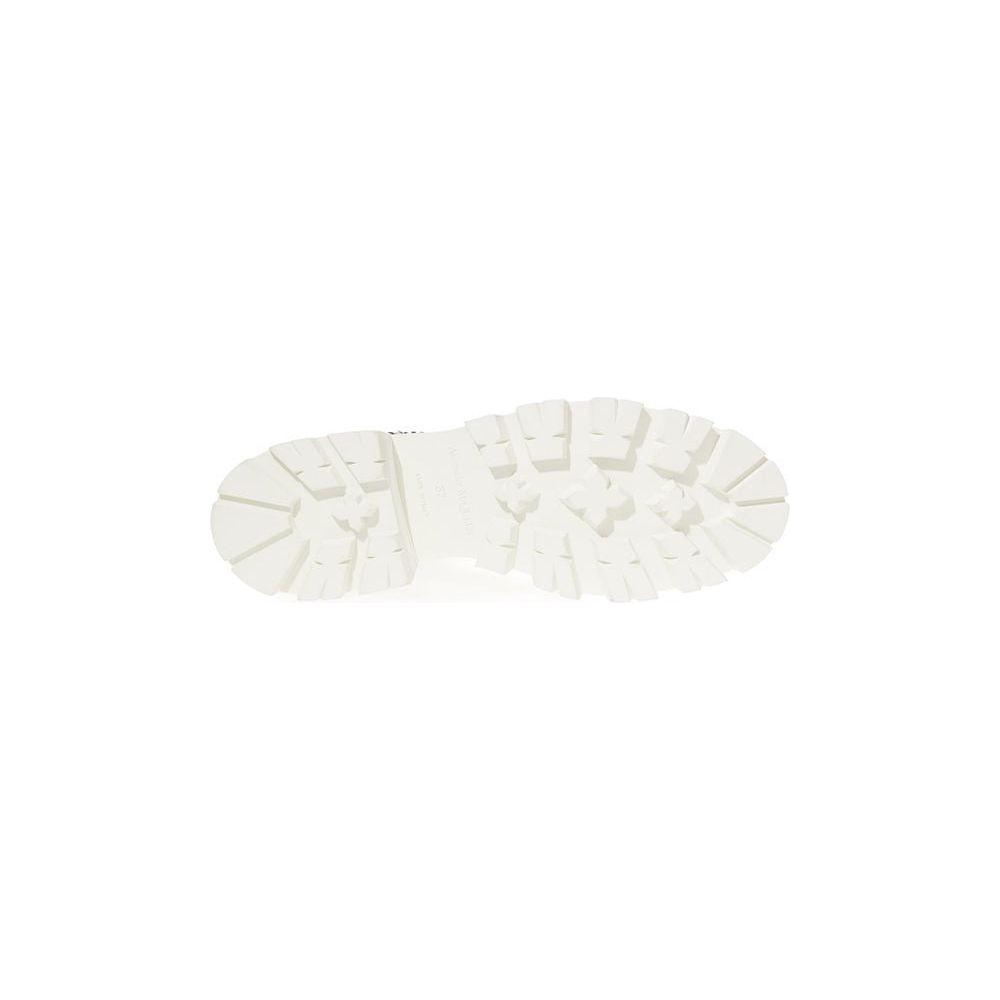 حذاء أنيق من الجلد باللون الأسود الخالد من ألكسندر ماكوين